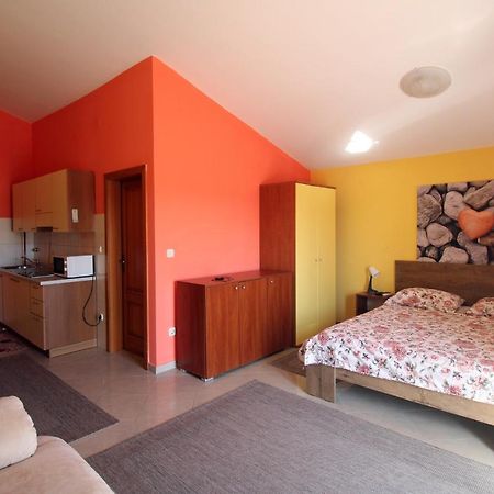 Studio Apartment Aniko Premantura Exterior photo